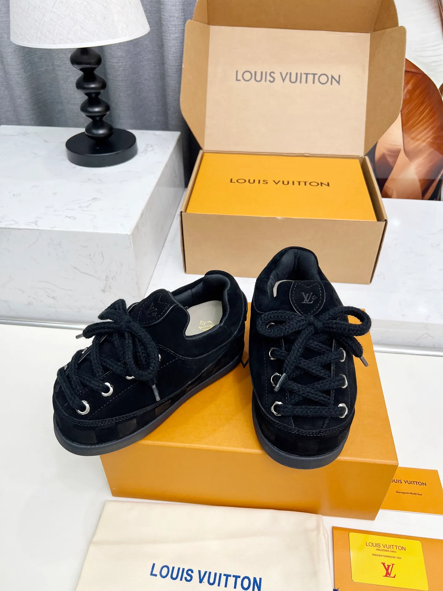 [L Family] P: 740💰 Couple model, size: women 35-41 (customized at 41 for women), 39-46 for men (customized at 45.46) The 2025 iteration of this Time Out sneaker, couple model, LV co-branded nigo, donkey brand, Louis Vuitton, ugly, cute😍Many Internet celebrities have shown off their feet, a classic and versatile item. Fabric: Imported high mercerized cow suede. Lining: high-grade elastic mesh, outsole: original molded outsole, palm print rubber outsole with hidden L letter and Monongram flower.